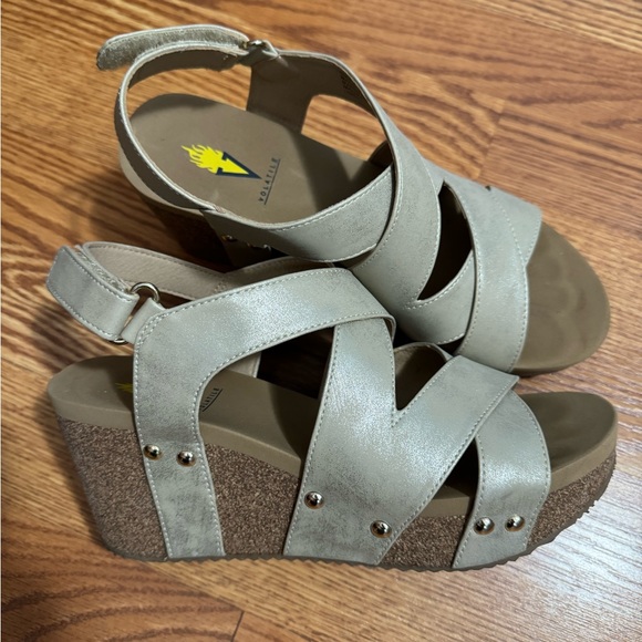 Volitale, Tory - gold, size 7 - Picture 1 of 2